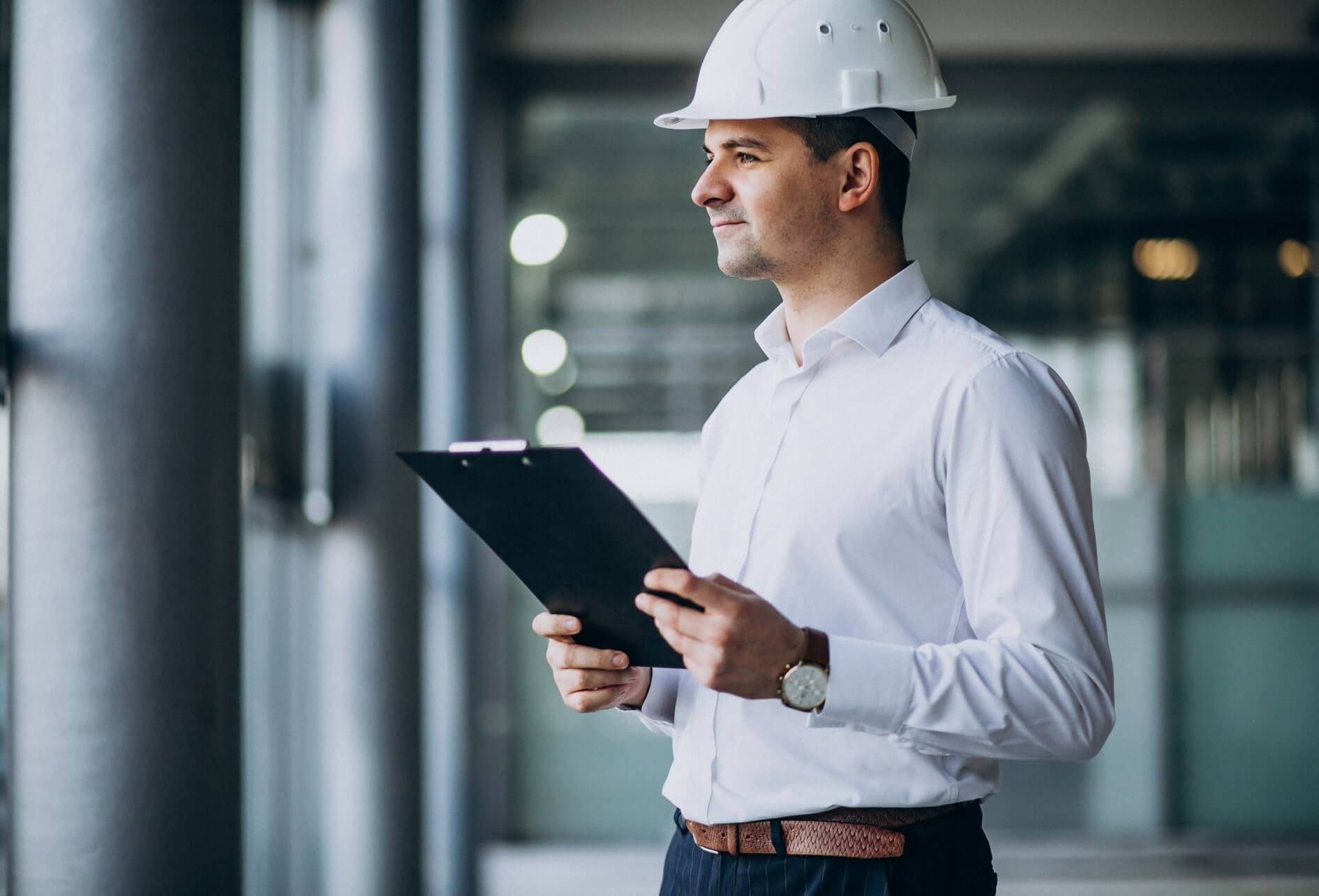 Bannière de la prestation Audit-diagnostic de due diligence Homme de type euro caucasien, en chemise blanche et avec un casque de chantier blanc