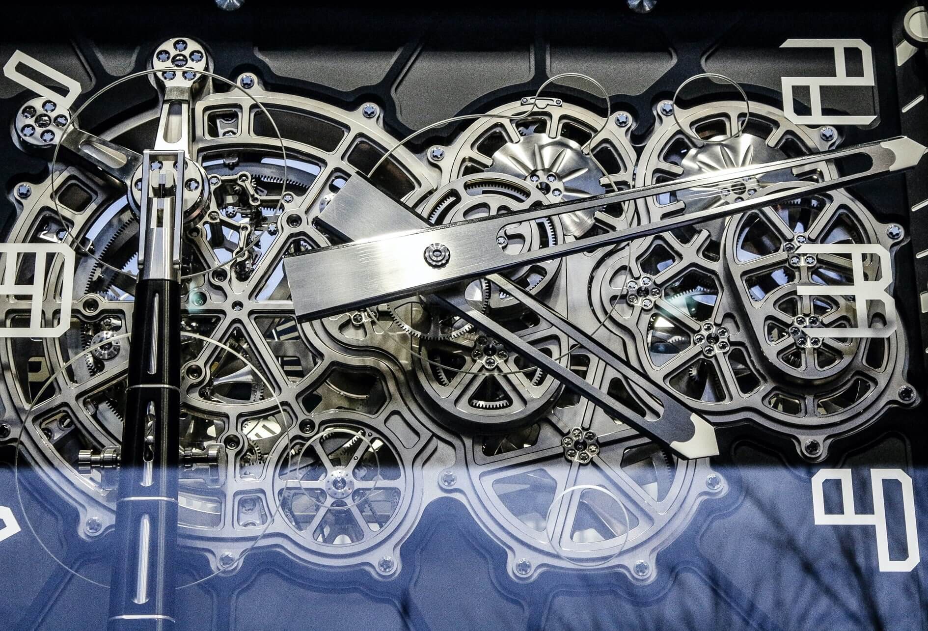 Sûreté de fonctionnement Mécanisme d’horlogerie de haute technologie couleur argent dans un boitier noir mat