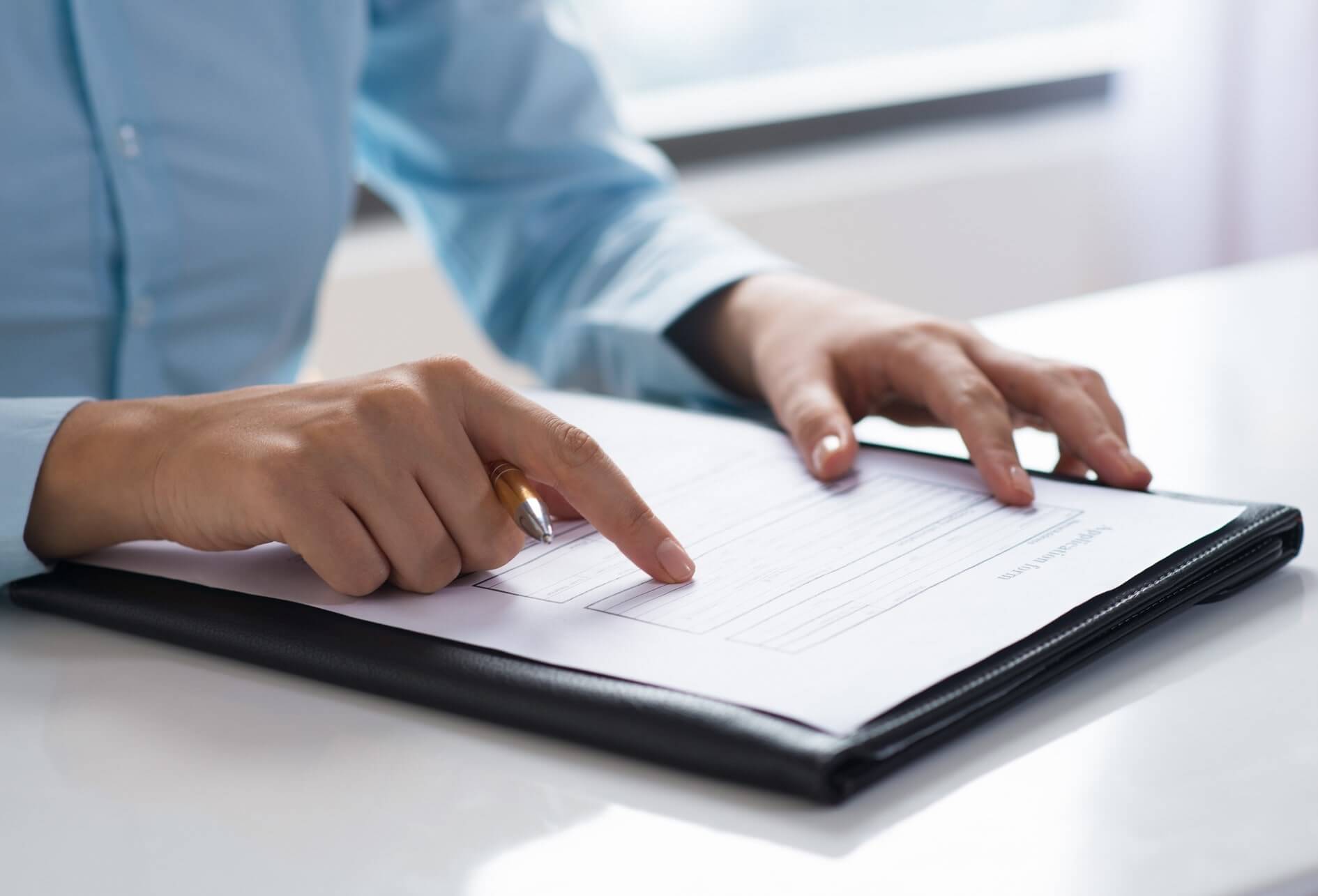 Administratif : Registre de sécurité Humain consultant et vérifiant un document administratif et technique sur une table.