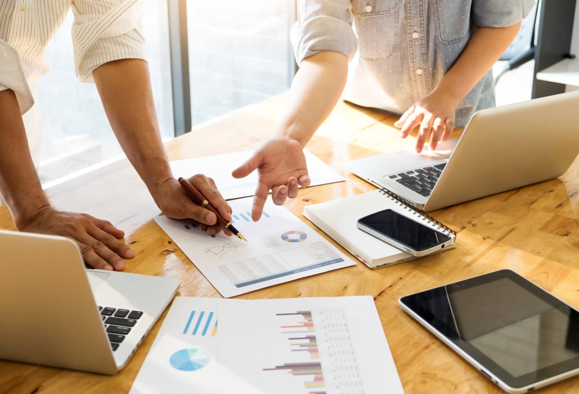 Administratif : DUERP PAPRPIPACT bilan Deux Humains analysant des données techniques diverses sur une table dans un bureau